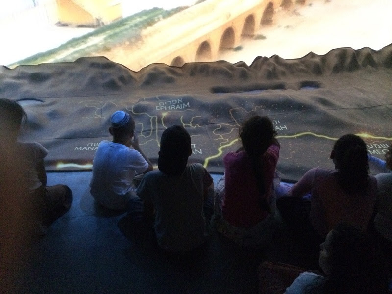 מבקרים מתבוננים במיצג במוזיאון ידידי ישראל